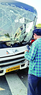బస్సు బోల్తా –15 మందికి గాయాలు2