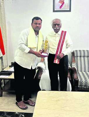 ప్రభుత్వ ఆస్పత్రిపై రెడ్క్రాస్ గుర్తు
1
