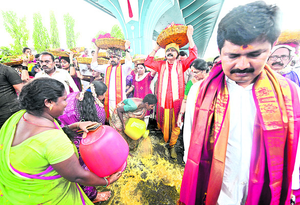 ● జానపద కళాకారులు.. ఆ వేషాలు ఎక్కడ నాయకా? ● వేపాకు తోరణ1