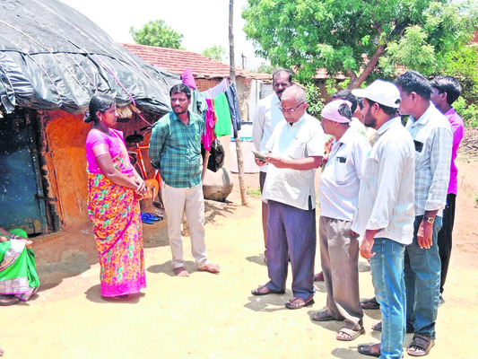 40 ఫీట్ల రోడ్డు కబ్జాకు యత్నం1