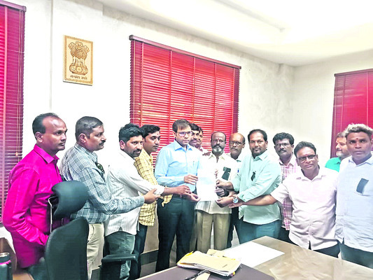 నిరసన గళమెత్తిన జర్నలిస్టులు1