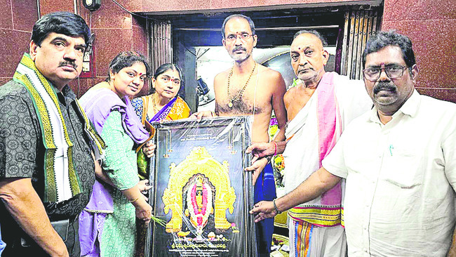రద్దీగా శృంగార వల్లభుని సన్నిధి 2