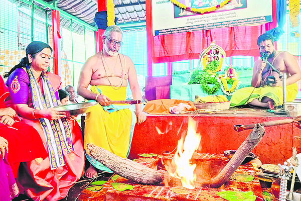 రామయ్యకు సువర్ణ తులసీ అర్చన1