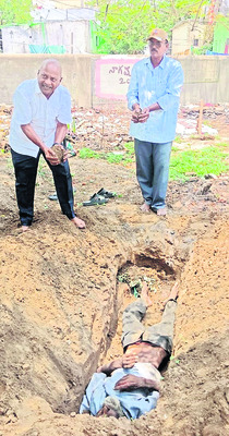 అనాథ మృతదేహానికి అంతిమ సంస్కారం
2