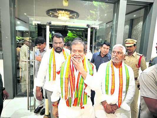 మంత్రిగారూ.. ఓ లుక్కెయరూ..!3