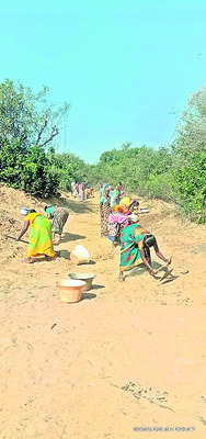 హనుమంత వాహనంపై ఊరేగుతున్న లక్ష్మీనరసింహుడు(ఇన్సెట్) ఆ1