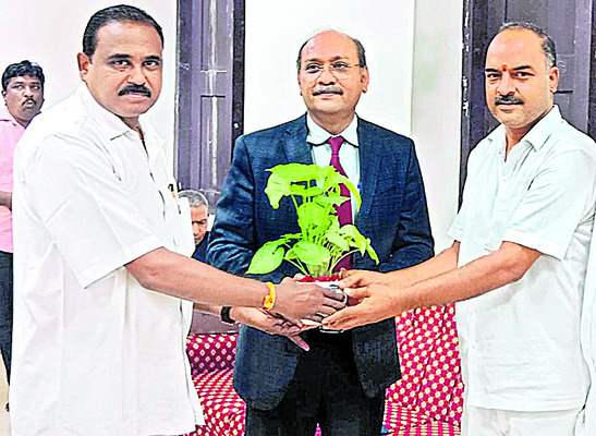 హైకోర్టు జడ్జిని కలిసిన ఉద్యోగుల సంఘం నేతలు 1
