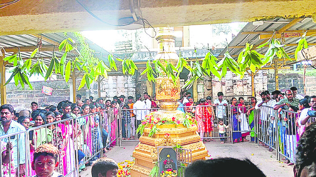 రద్దీగా శృంగార వల్లభుని సన్నిధి 1