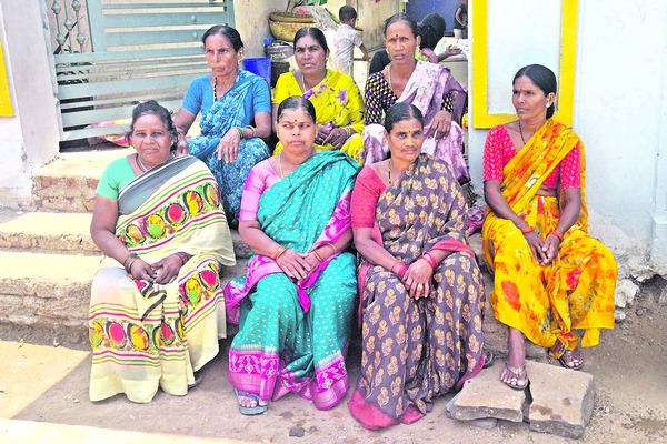 నవమాసాలు కడుపున మోసి, కని పెంచిన కనిపించే దైవం అమ్మ.. ఆ1