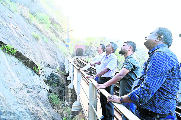 కొరాపుట్లో ఈస్ట్కోస్ట్ రైల్వే జీఎం పర్యటన1