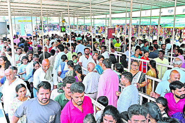 వరసిద్ధుడి సేవలో ఆర్టీఐ కమిషనర్ 1