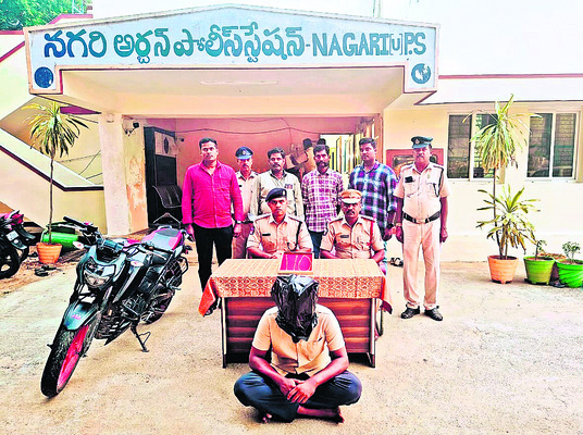 చైన్ స్నాచర్ అరెస్టు 1