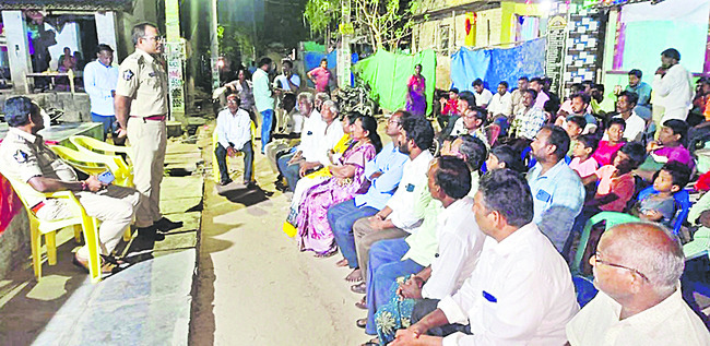 పిడుగుపాటుకు 11 జీవాలు మృతి 1