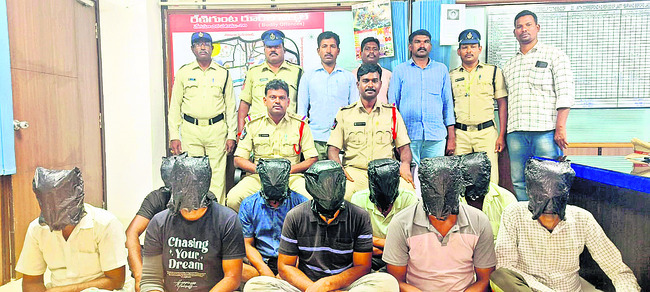 అంతర్రాష్ట్ర ఆవుల దొంగల ముఠా అరెస్ట్ 1