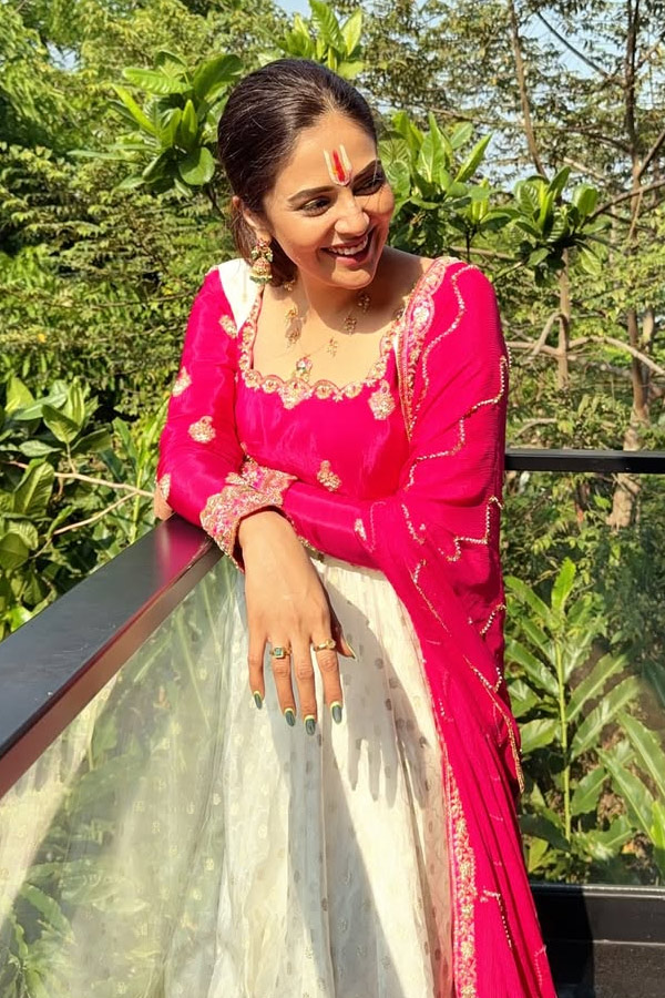 Anchor Sreemukhi Visits Tirumala Temple Photos11