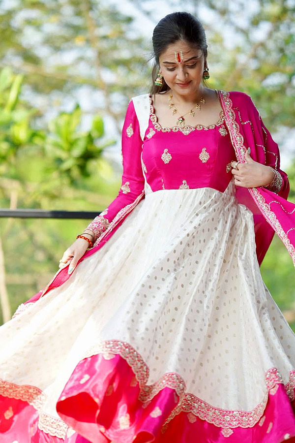 Anchor Sreemukhi Visits Tirumala Temple Photos4