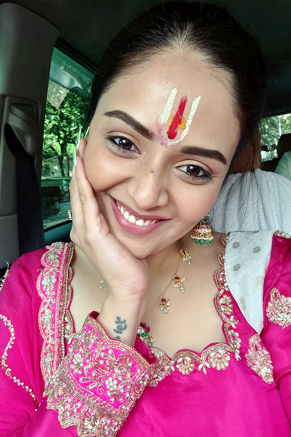 Anchor Sreemukhi Visits Tirumala Temple Photos8