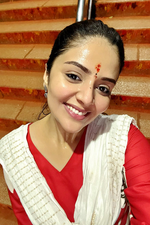 Anchor Sreemukhi Visits Tirumala Temple Photos10