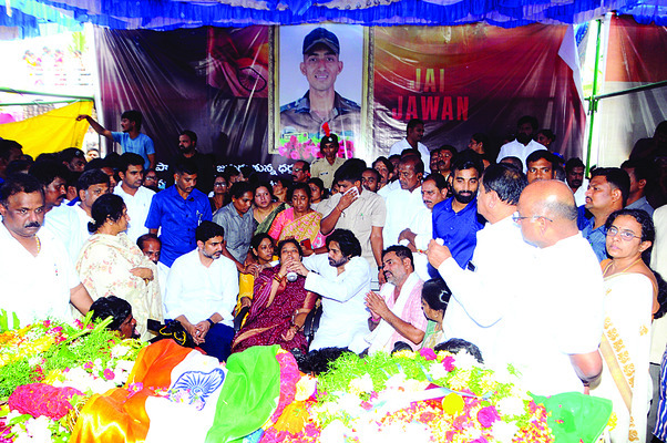 ప్రముఖుల నివాళి.. 2