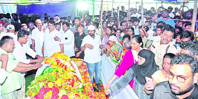 ప్రముఖుల నివాళి.. 5