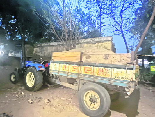 ఇరువర్గాల ఘర్షణ: పలువురికి గాయాలు
1
