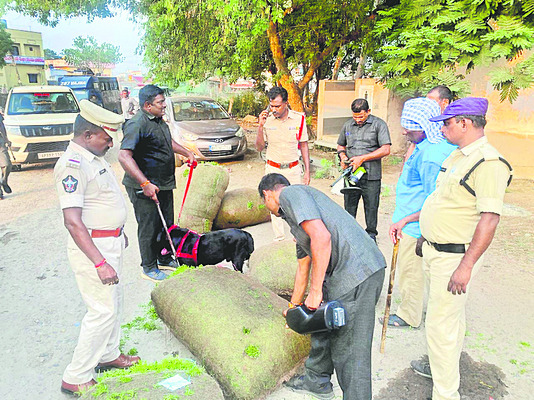 జిల్లావ్యాప్తంగా పోలీసుల విస్తృత తనిఖీలు 1