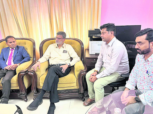 హైకోర్టు చీఫ్ జస్టిస్ను కలిసిన బార్ అసోసియేషన్
2