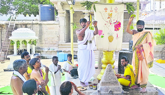 ఎస్టీ గురుకులాల్లో ఇంటర్ అడ్మిషన్లు
2