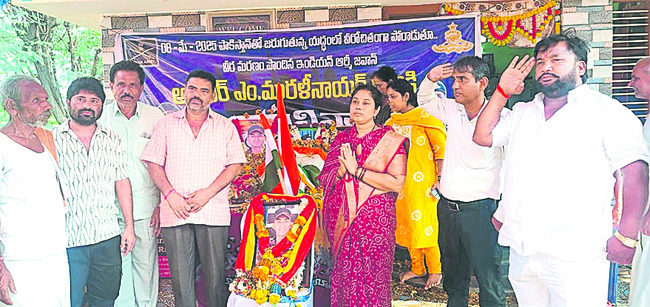 వీర జవాన్లకు ఘన నివాళి 2