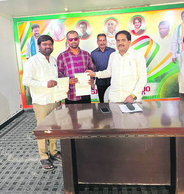 సీఎంఆర్ఎఫ్ చెక్కుల అందజేత 1