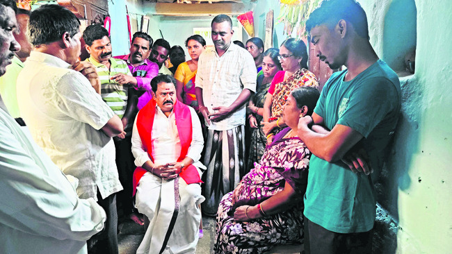 జవాన్ కుటుంబానికి అండగా ఉంటాం 1