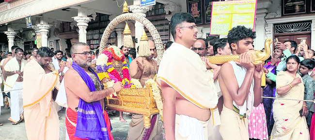 శ్రీమఠం... భక్తజన సంద్రం1