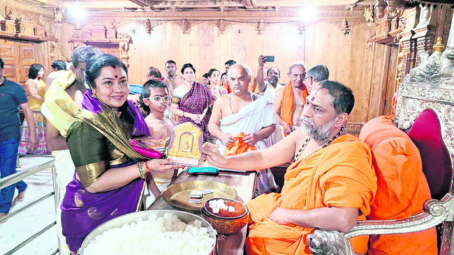 మంత్రాలయంలో కన్నడ సినీ నటులు1