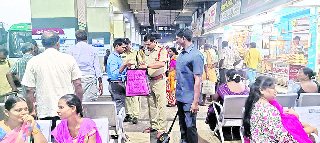 కారు బోల్తా పడి వ్యక్తి మృతి
1