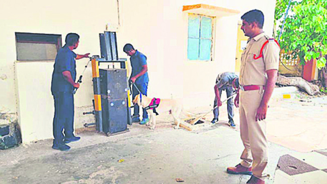 హైకోర్టు చీఫ్ జస్టిస్ను కలిసిన బార్ అసోసియేషన్
1