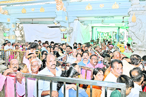 కిక్కిరిసిన కాణిపాకం 1