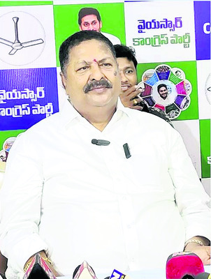 మాజీ మంత్రి రజినీపై పోలీసుల తీరు దారుణం 1