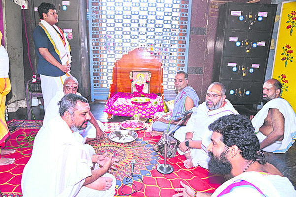 ఇంద్రకీలాద్రిపై భక్తజన సందడి 1