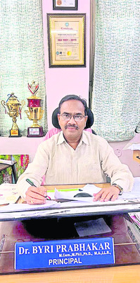 మధ్యాహ్న భోజన పథకాన్ని ‘అక్షయపాత్ర’కు ఇవ్వొద్దు1