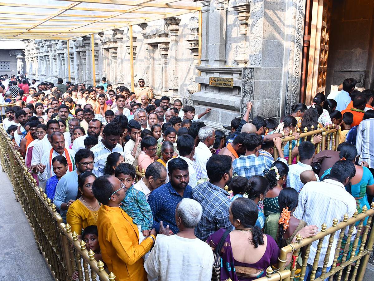యాదగిరిగుట్టలో గిరి ప్రదక్షిణ.. భారీగా పాల్గొన్న భక్తులు (ఫొటోలు ...