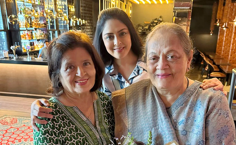 Mothers Day special.. Celebreties pose with their mothers Photos6