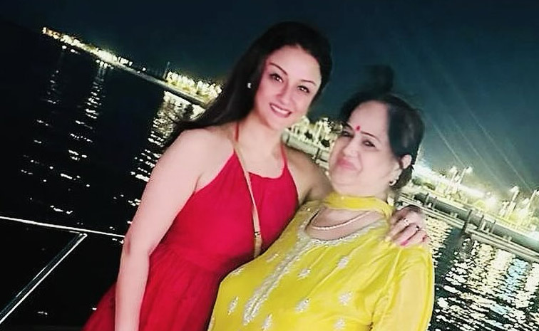 Mothers Day special.. Celebreties pose with their mothers Photos13
