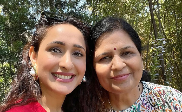 Mothers Day special.. Celebreties pose with their mothers Photos17