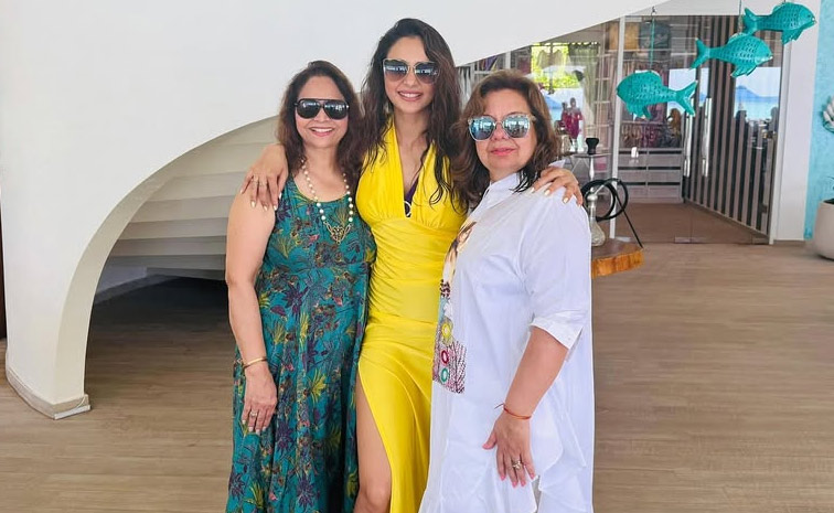 Mothers Day special.. Celebreties pose with their mothers Photos19