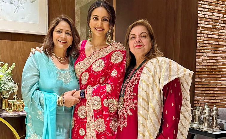 Mothers Day special.. Celebreties pose with their mothers Photos20
