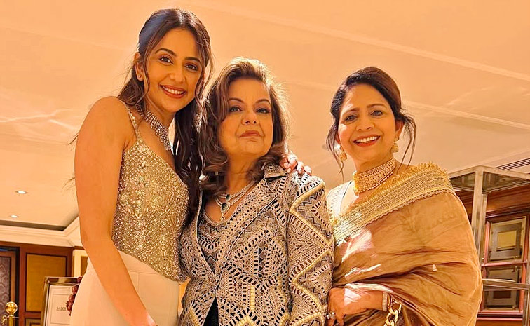 Mothers Day special.. Celebreties pose with their mothers Photos21