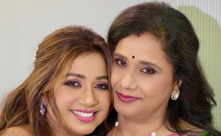 Mothers Day special.. Celebreties pose with their mothers Photos22