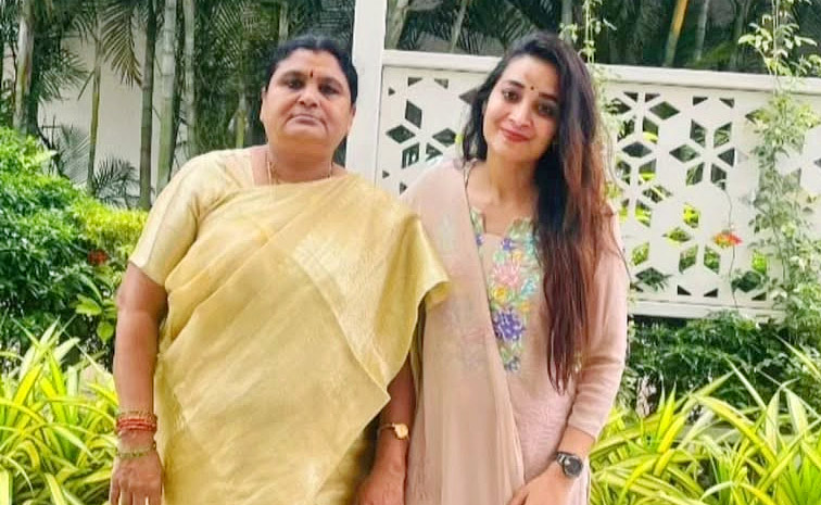 Mothers Day special.. Celebreties pose with their mothers Photos7