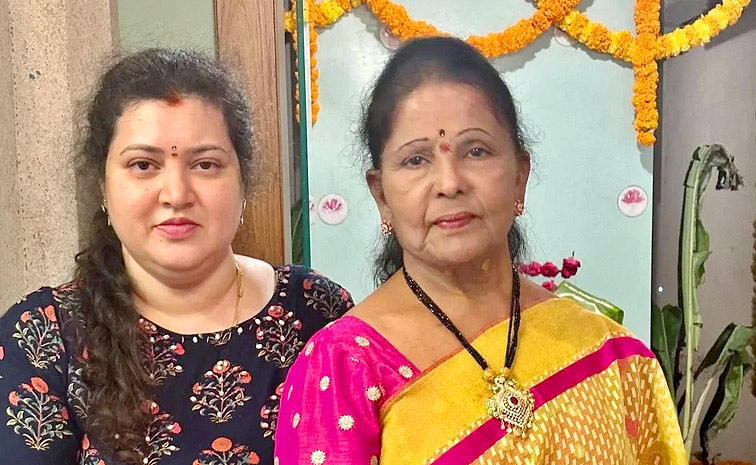 Mothers Day special.. Celebreties pose with their mothers Photos25