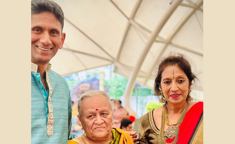 Mothers Day special.. Celebreties pose with their mothers Photos12